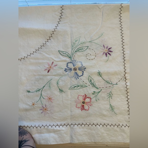Vintage embroidered tablecloth - Picture 5 of 7